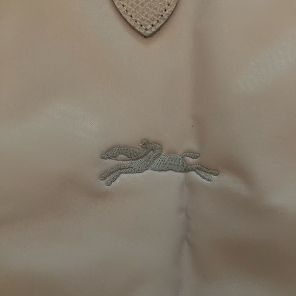 Longchamp Spacious Gray Tote Bag with Minimalist Design - Picture 4 of 10